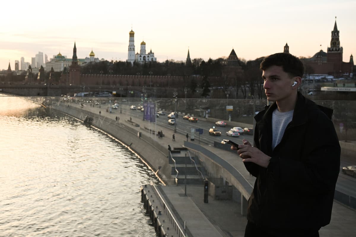 Muž v Moskve s mobilným telefónom, ilustračný záber. Foto Igor IVANKO / AFP / AFP / Profimedia