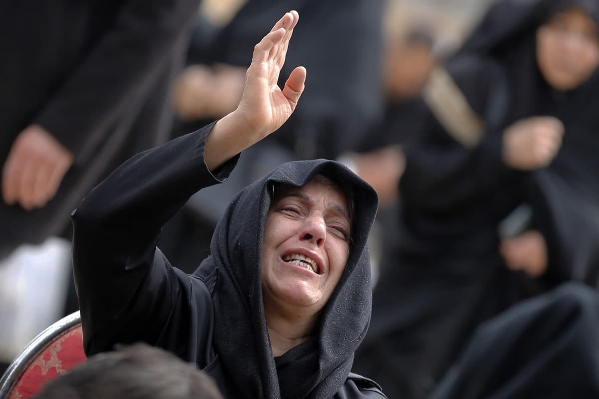 Žena oplakávajúca obete bombardovania Teheránu. Foto: AA/ABACA / Abaca Press / Profimedia