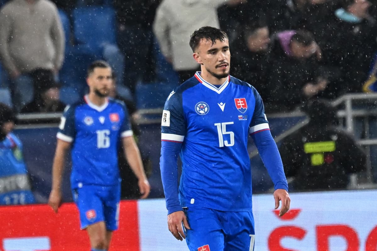 David Strelec a Dávid Hancko počas zápasu s Kosovom. Foto: TASR - Jakub Kotian