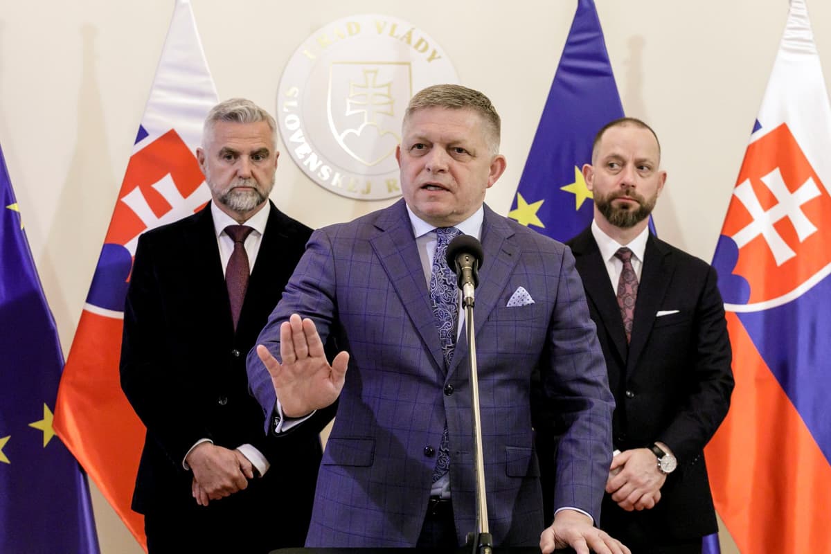 Tibor Gašpar, Robert Fico a Marek Para počas tlačovej konferencie k aktuálnym politickým témam v Bratislave 10. apríla 2026. Foto: Dano Veselský/TASR