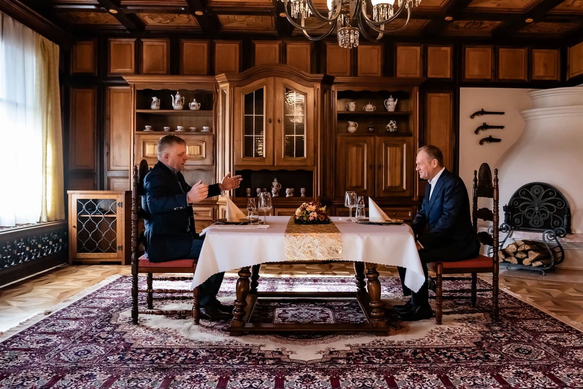 Slovenský premiér Robert Fico (vľavo) a poľský premiér Donald Tusk počas neformálneho stretnutia vo štvrtok 14. novembra 2024 v Tatranskej Javorine. Foto: Úrad vlády SR
