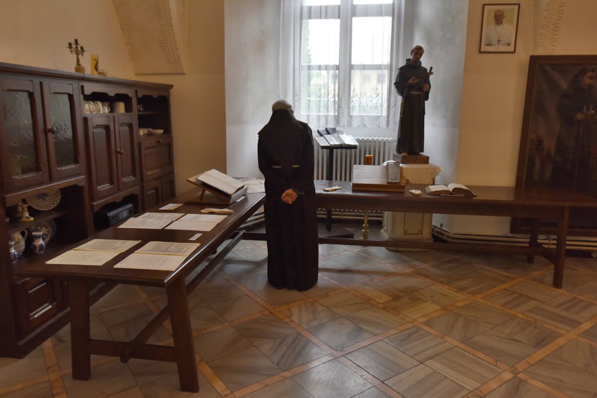 Františkánsky mních počas výstavy o obetiach komunistickej likvidácie mužských rehoľných rádov v roku 1950 /Akcia K/. Foto: Lukáš Grinaj/TASR