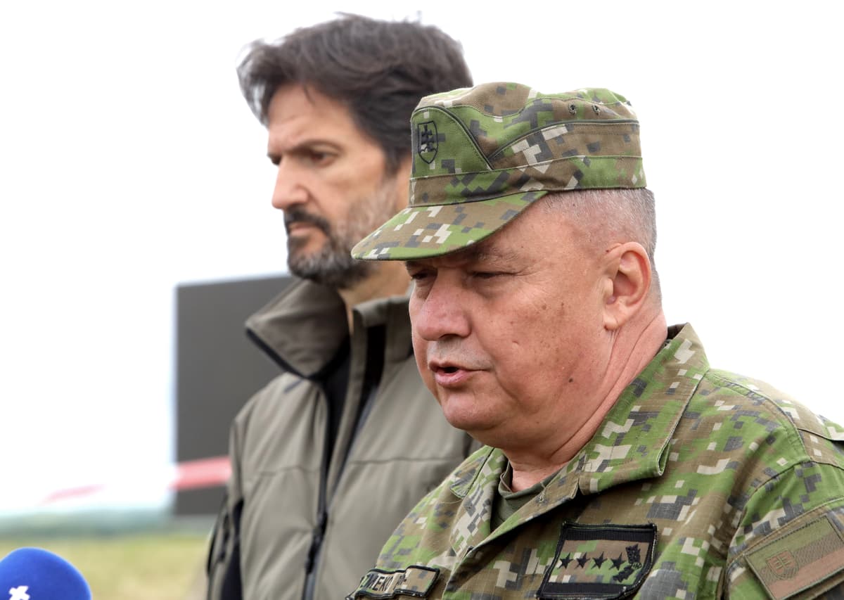 Na snímke zľava minister obrany Robert Kaliňák (Smer-SD) a náčelník Generálneho štábu Ozbrojených síl (OS) SR Daniel Zmeko. Foto:TASR/Ján Krošlák
