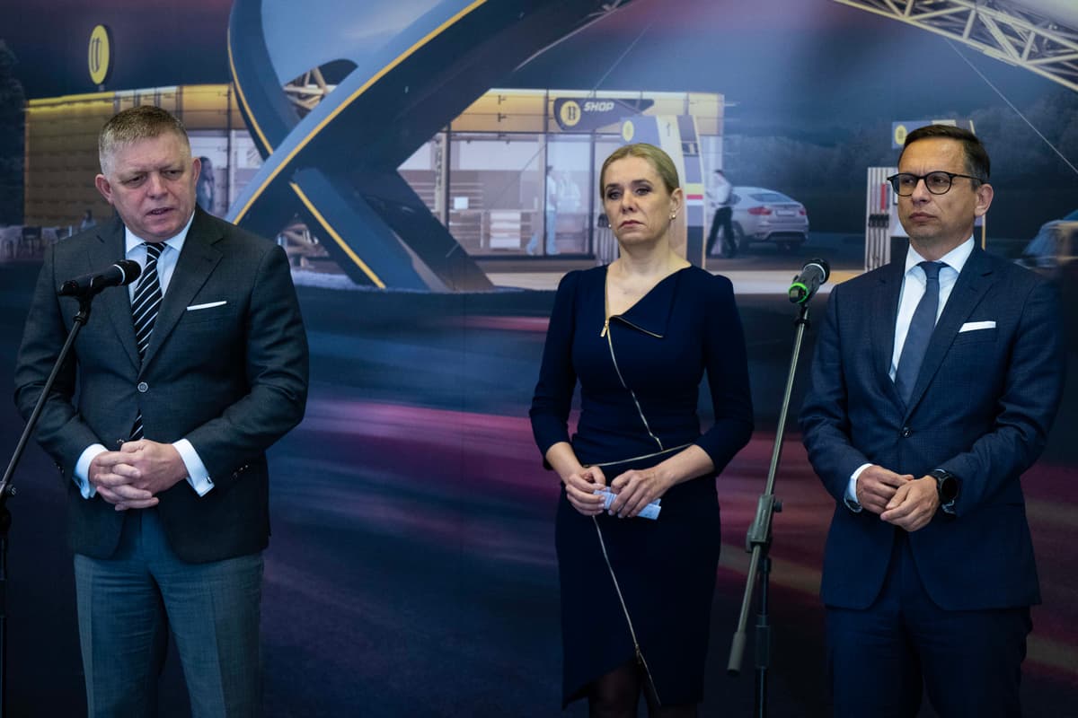 Na snímke premiér Robert Fico, ministerka hospodárstva Denisa Saková a predseda predstavenstva spoločnosti Slovnaft Gabriel Szabó. Foto:TASR/Jakub Kotian