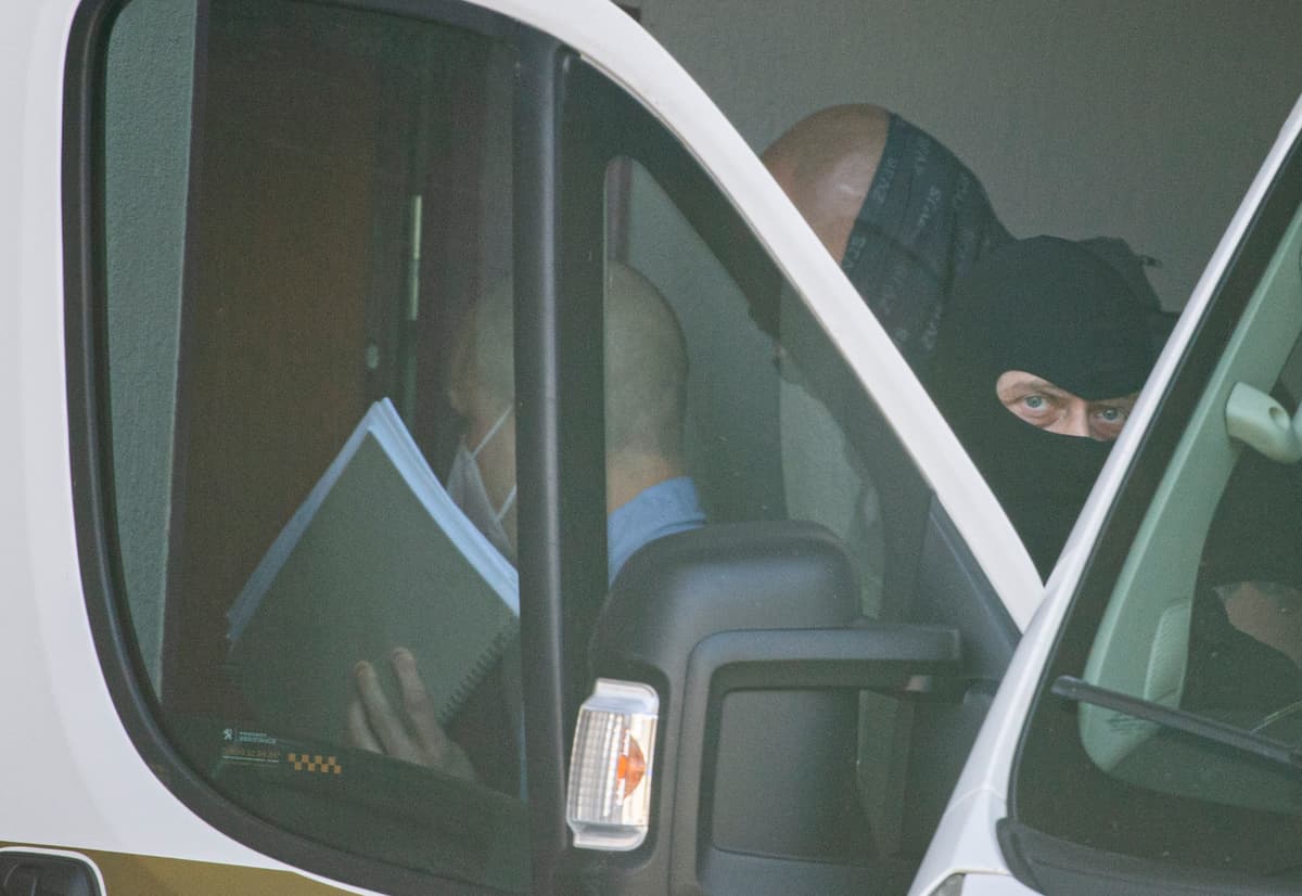 Na snímke David Lindtner prichádza v sprievode väzenskej justičnej stráže na ŠTS 27. apríla 2021 v Pezinku. Foto: Martin Baumann/TASR