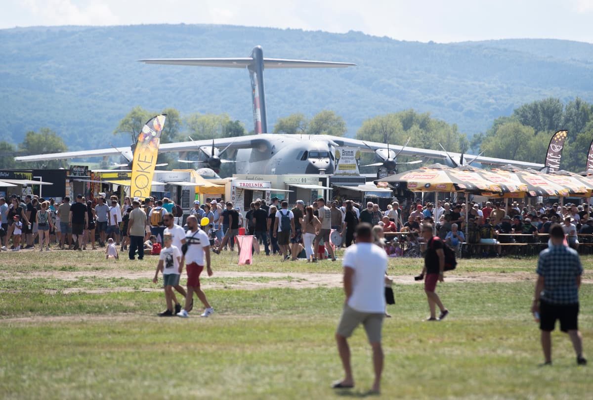 Na snímke návštevníci Medzinárodných leteckých dní SIAF na vojenskom letisku Kuchyňa. Foto: Martin Baumann/TASR
