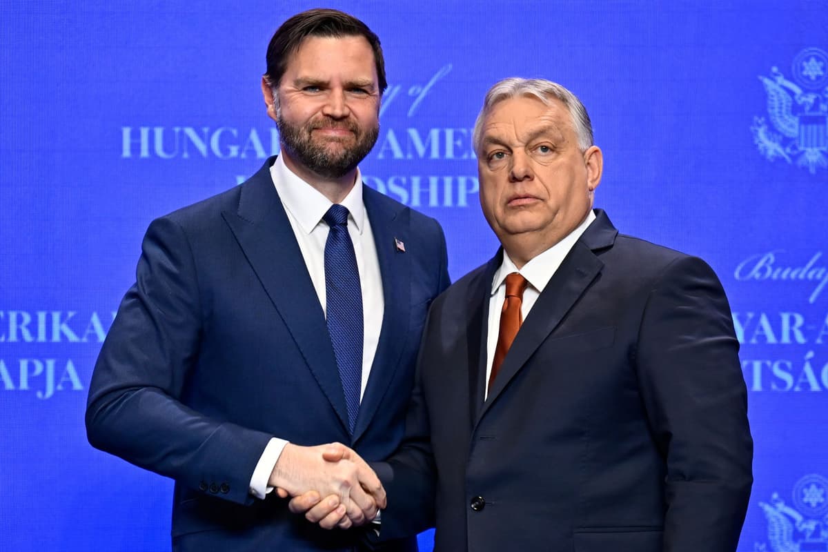 JD Vance si podáva ruku s Viktorom Orbánom pri ich stretnutí v Budapešti v Maďarsku v utorok 7. apríla 2026. Foto: TASR/AP