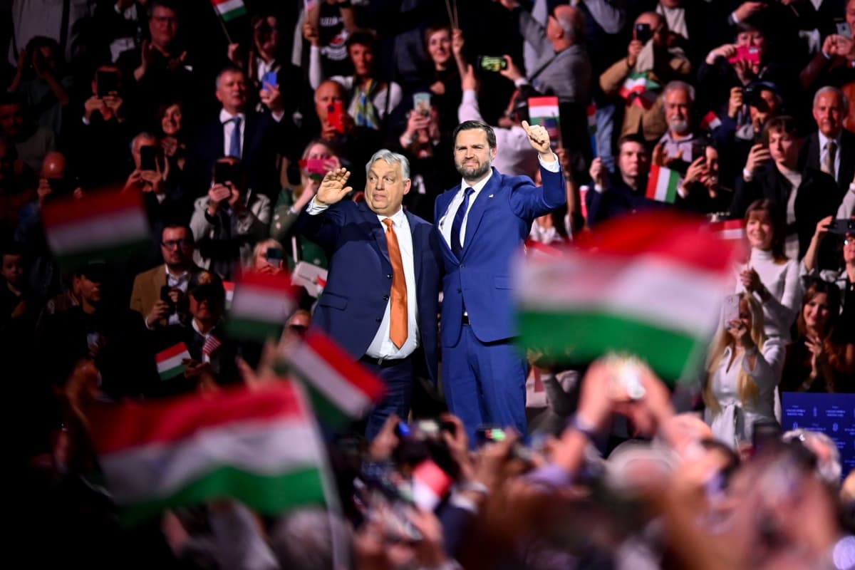 Viktor Orbán a J. D. Vance mávajú na konci podujatia pri príležitosti Dňa maďarsko-amerického priateľstva v Budapešti v utorok 7. apríla 2026. Foto: TASR/AP