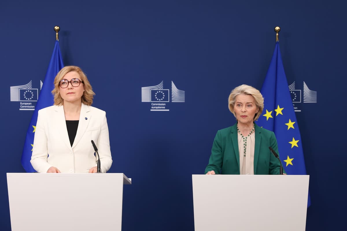 Ursula von der Leyenová a Henna Virkkunenová počas tlačovej konferencie v sídle EÚ v Bruseli 15. apríla 2026. Foto: TASR/AP