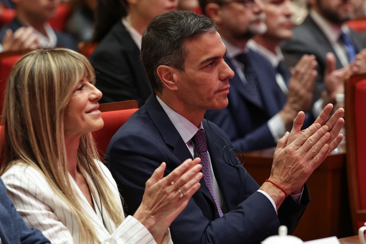 Pedro Sanchez s manželkou Begonou Gómezovou v Číne. Foto: TASR/AP