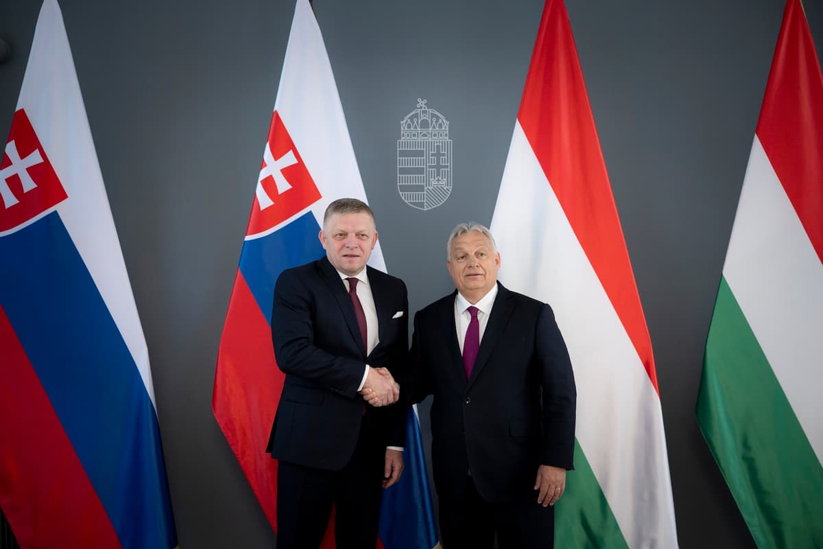 Robert Fico a Viktor Orbán na CPAC 2025. Foto TASR/DUNA/MTI/Zoltan Fischer