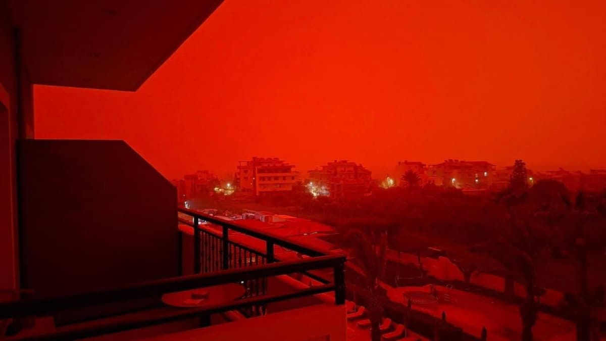 Červená obloha v Grécku. Foto Nexta/X.com