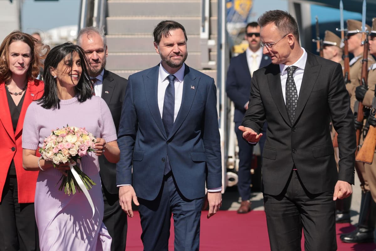 Maďarský minister zahraničných vecí Péter Szijjártó, americký viceprezident J.D. Vance a jeho manželka Usha Vanceová počas návštevy v Budapešti 6. apríla 2026. Foto: TASR/AP