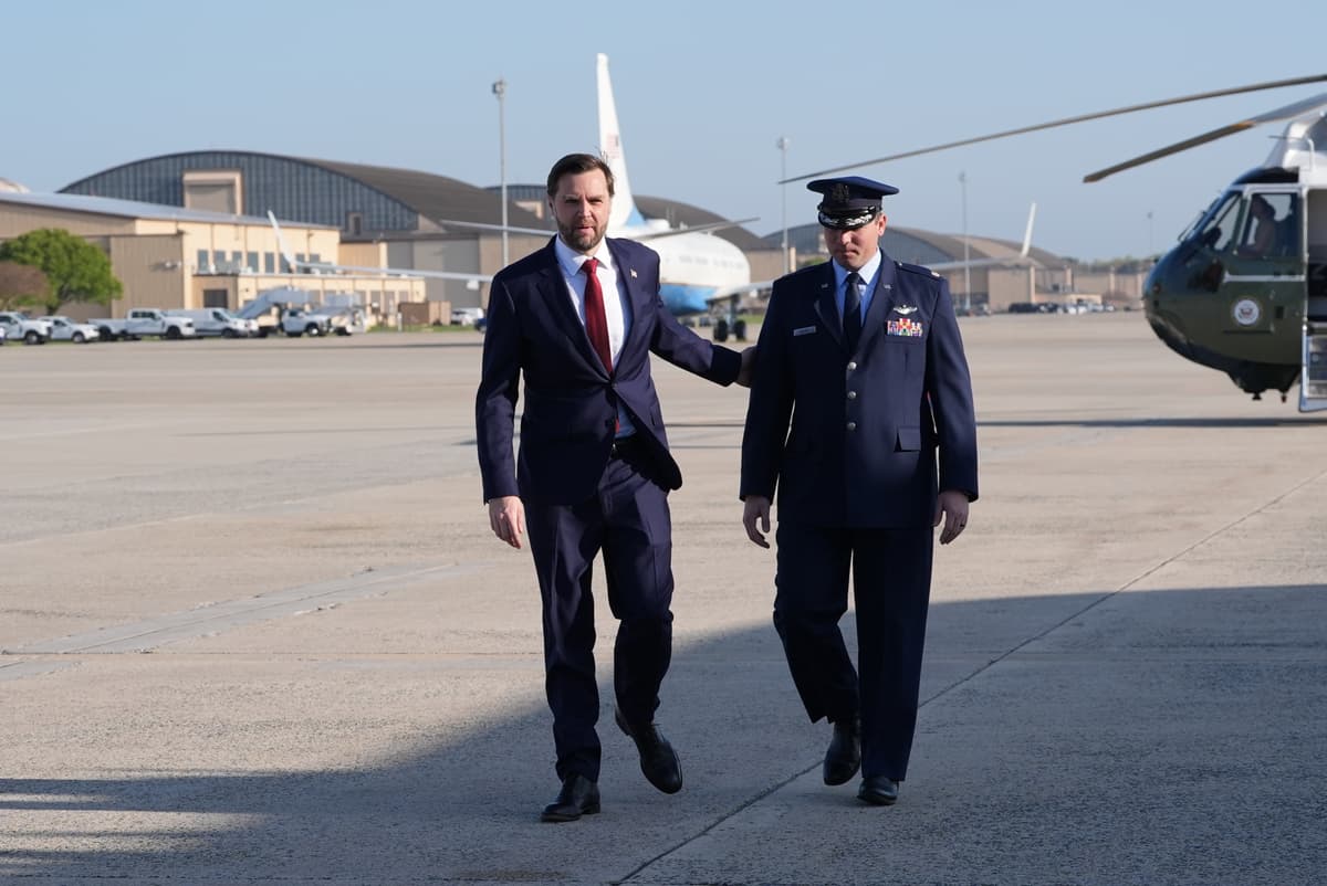 Viceprezident JD Vance nastupuje do lietadla Air Force Two v piatok 10. apríla 2026 na základni Joint Base Andrews. Foto: TASR/AP