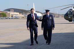 Viceprezident JD Vance nastupuje do lietadla Air Force Two v piatok 10. apríla 2026 na základni Joint Base Andrews. Foto: TASR/AP