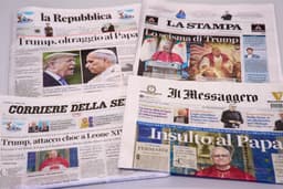 Titulné strany niektorých talianskych novín s komentármi amerického prezidenta Donalda Trumpa o pápežovi Levovi XIV. Foto: TASR/AP