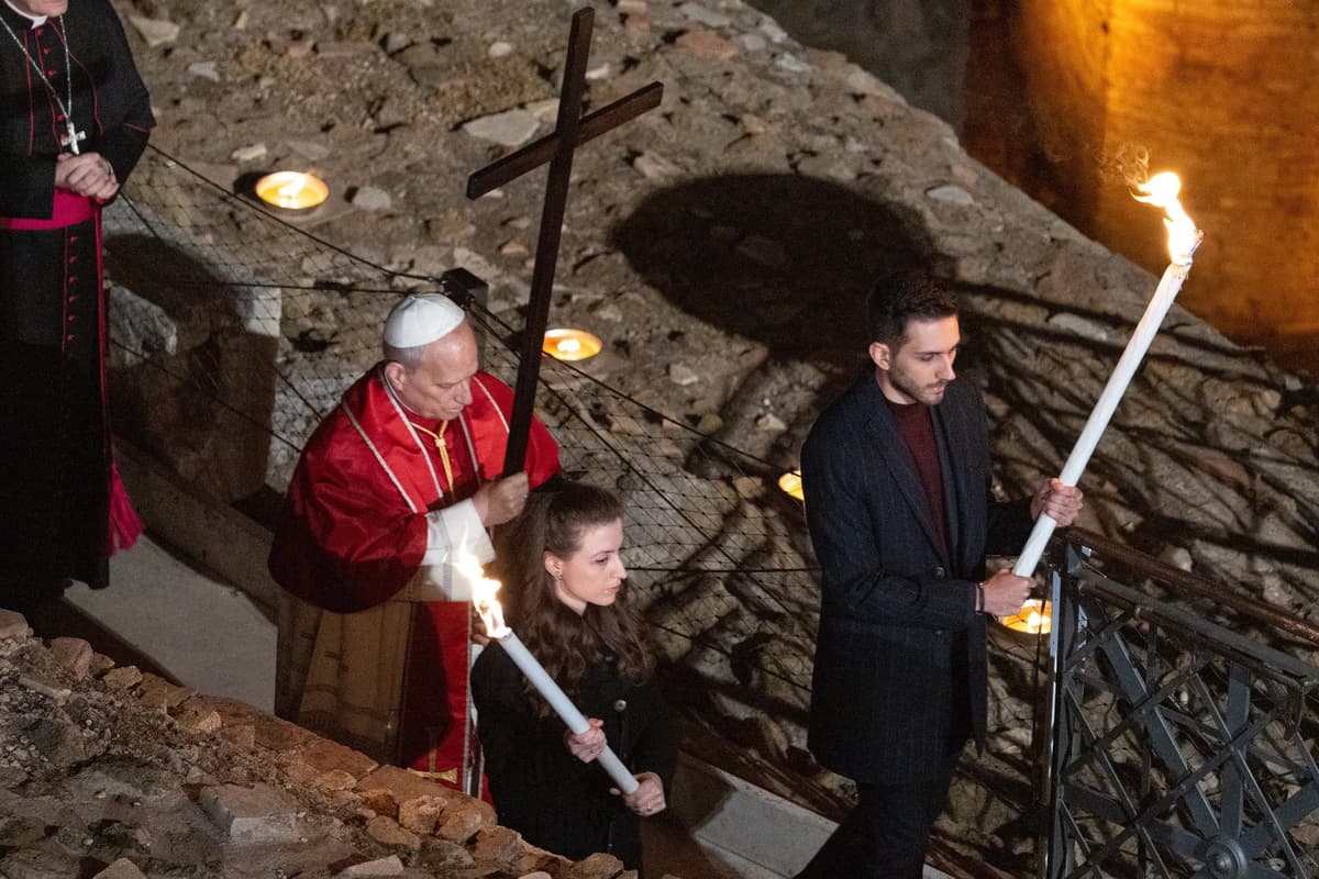 Pápež Lev XVI. počas krížovej cesty v Koloseu. Foto: COBRA TEAM / BACKGRID / Backgrid UK / Profimedia