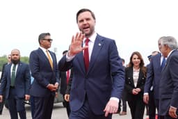 JD Vance po prílete do Pakistanu. Foto TASR/AP