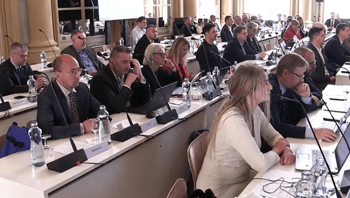 Poslanci mestského zastupiteľstva v Bratislave počas minúty ticha. Zdroj: youtube.com