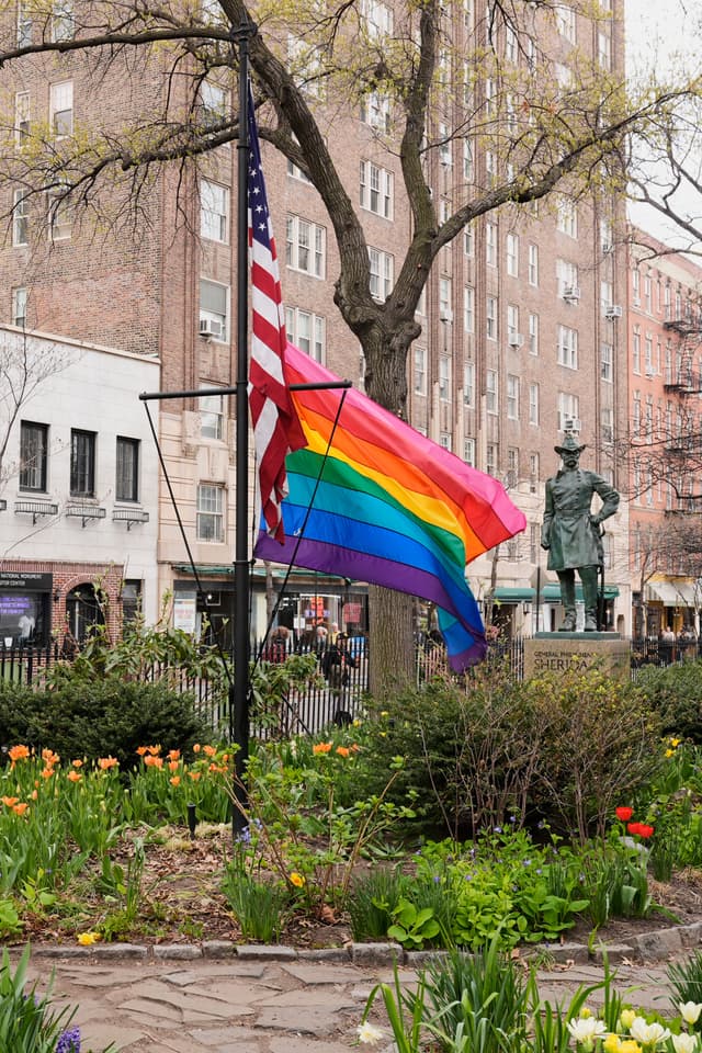 Dúhová vlajka veje s americkou vlajkou pri pamätníku Stonewall v New Yorku v pondelok 13. apríla 2026. Foto: TASR/AP
