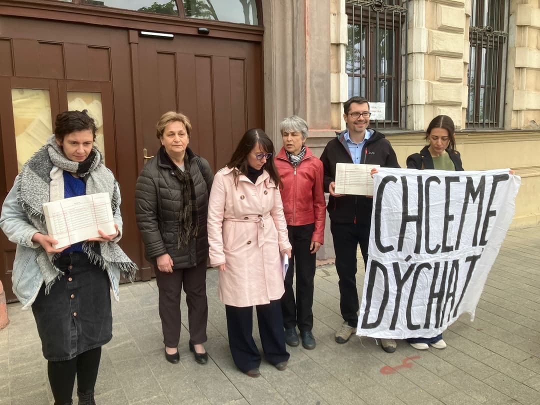 Aktivisti pred ministerstvom životného prostredia odovzdávajú petíciu proti spaľovni Slovnaftu. Foto: redakcia