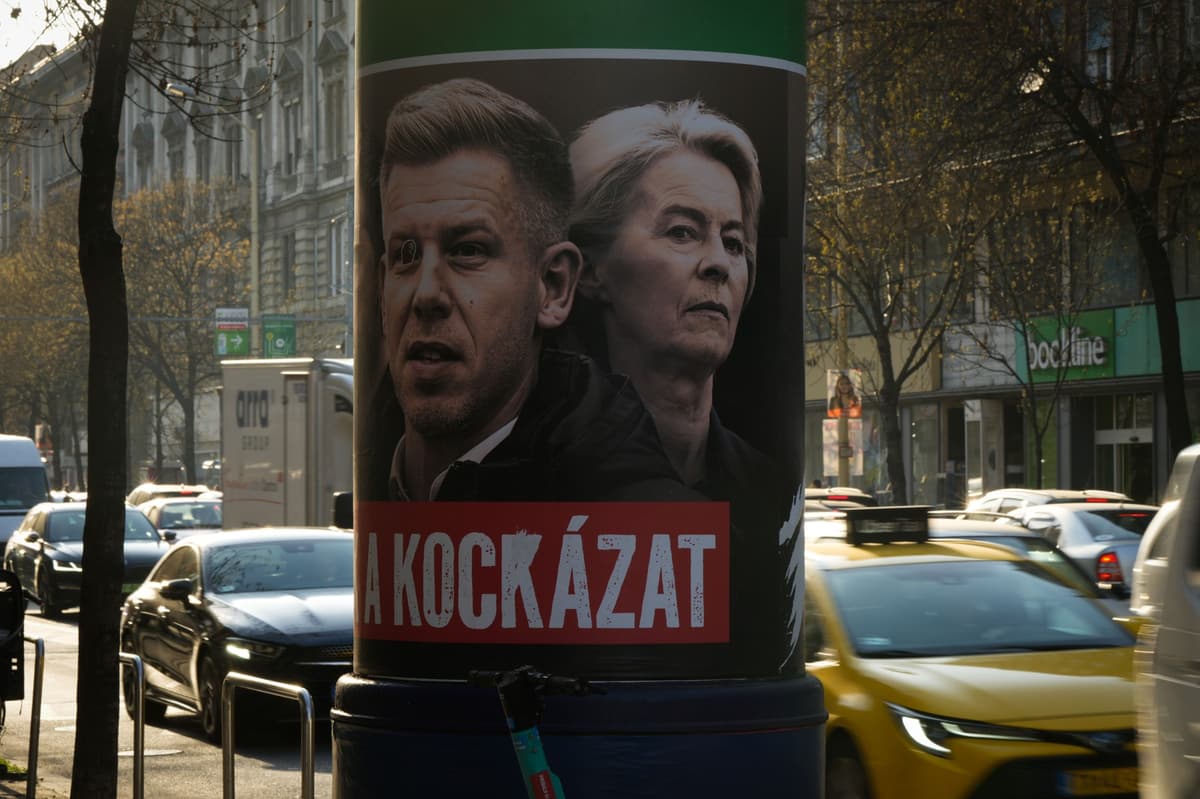 Péter Magyar a Ursula von der Leyenová na plagáte Fideszu. Foto: aap Arriens/NurPhoto / Shutterstock Editorial / Profimedia