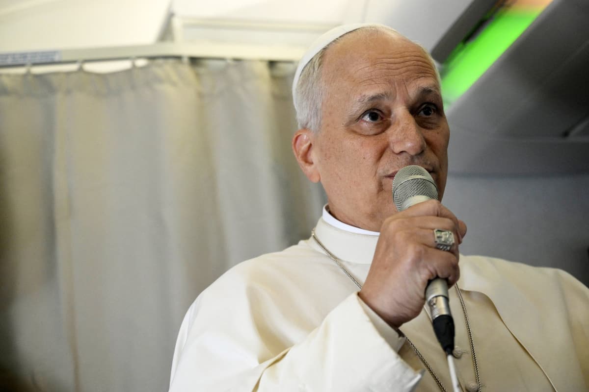 Pápež Lev XIV. počas návratu z apoštolskej cesty v Afrike. Foto: ABACA / Shutterstock Editorial / Profimedia