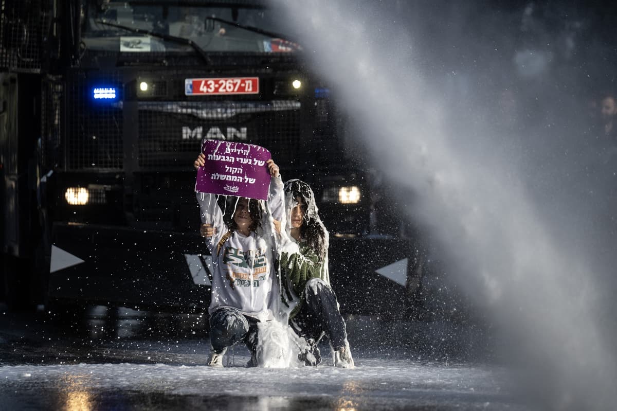 Zásah vodným delom proti demonštrantom pred Knesetom, ktorí nesúhlasia so zavedením trestu smrti. Foto: AA/ABACA / Abaca Press / Profimedia