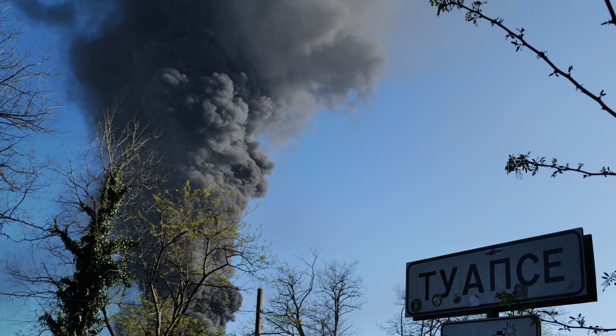 Dym z horiacej rafinérie v Tuapse. Foto Boris Morozov / Sputnik / Profimedia