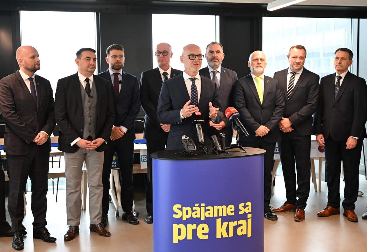 Na snímke Branislav Gröhling, za ním kandidáti na predsedu KSK Marián Porvažník a Karel Hirman a predstavitelia politických strán. Foto: TASR/František Iván