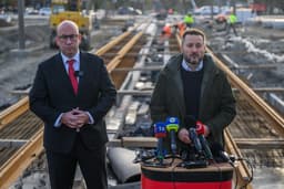 Primátor Bratislavy Matúš Vallo (vpravo) a minister dopravy Jozef Ráž. Foto: TASR/Jaroslav Novák