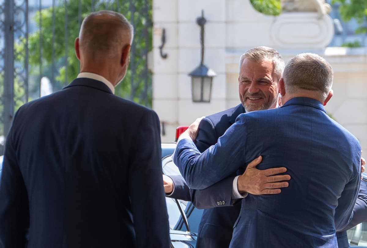 Robert Fico, Peter Pellegrini a Richard Raši prichádzajú na spoločný obed na Úrade vlády SR 25. mája 2026. Foto: Martin Baumann/TASR