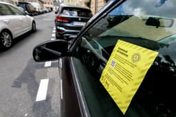 Informačná nálepka PAAS o nesprávnom parkovaní. Foto: TASR/Dano Veselský