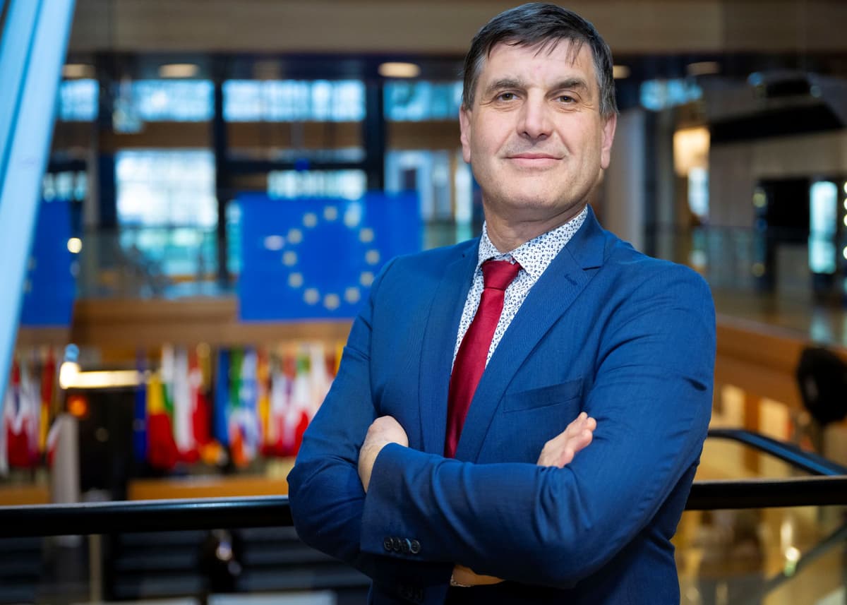Branislav Ondruš pózuje v budove Európskeho parlamentu (EP) 26. novembra 2024 v Štrasburgu. Foto: Jakub Kotian/TASR
