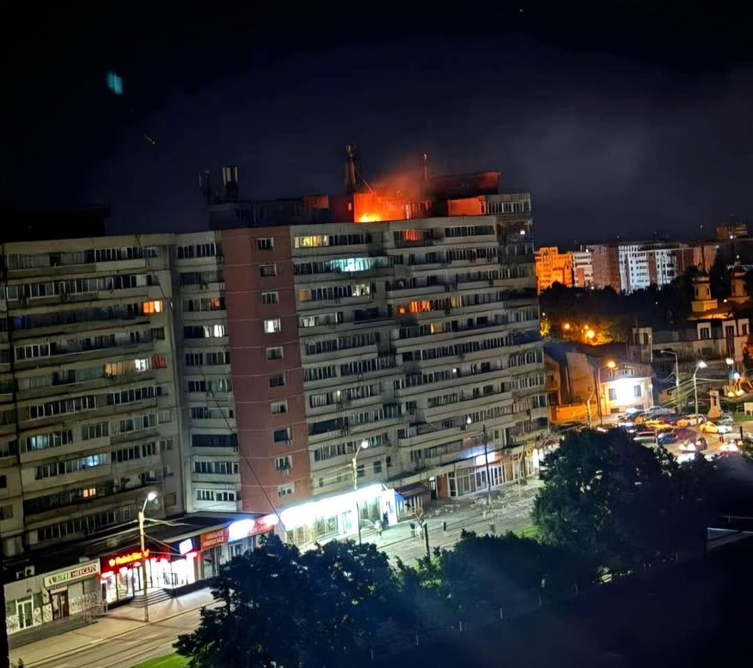 Budova v rumunskom meste Galati po náraze dronu. Foto X.com/OSINT defender