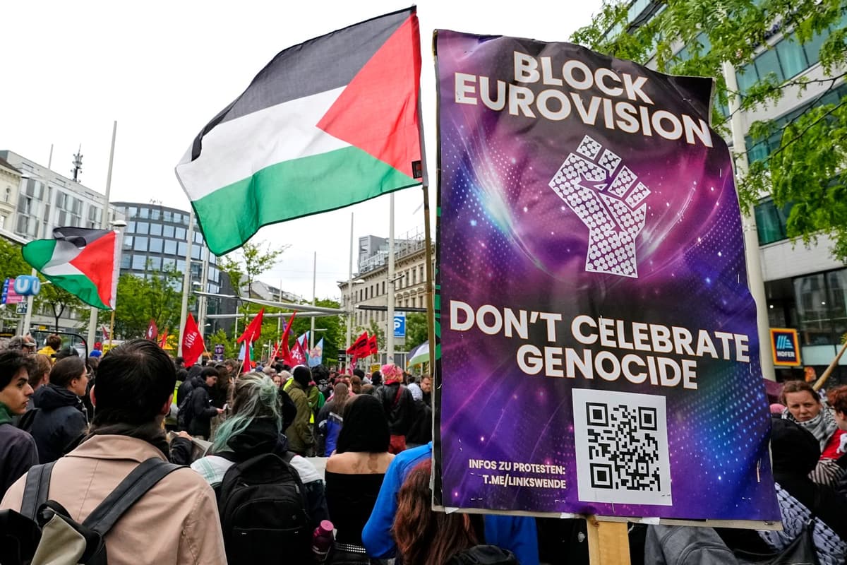 Ľudia protestujú proti účasti Izraela pred finále 70. ročníka súťaže Eurovision Song Contest vo Viedni v sobotu 16. mája 2026. Foto: TASR/AP