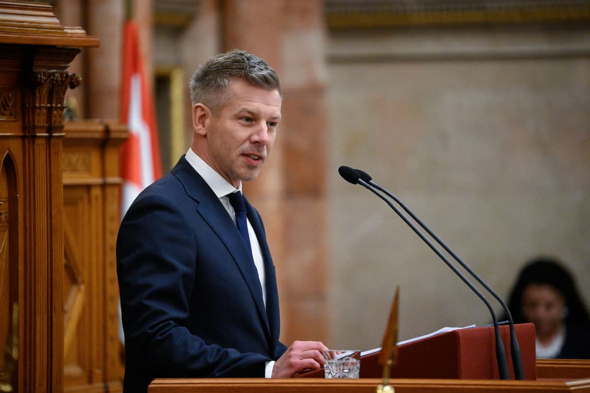 Péter Magyar vystupuje s prejavom pred poslancami v Národnom zhromaždení v Budapešti 12. mája 2026. Foto: TASR/AP