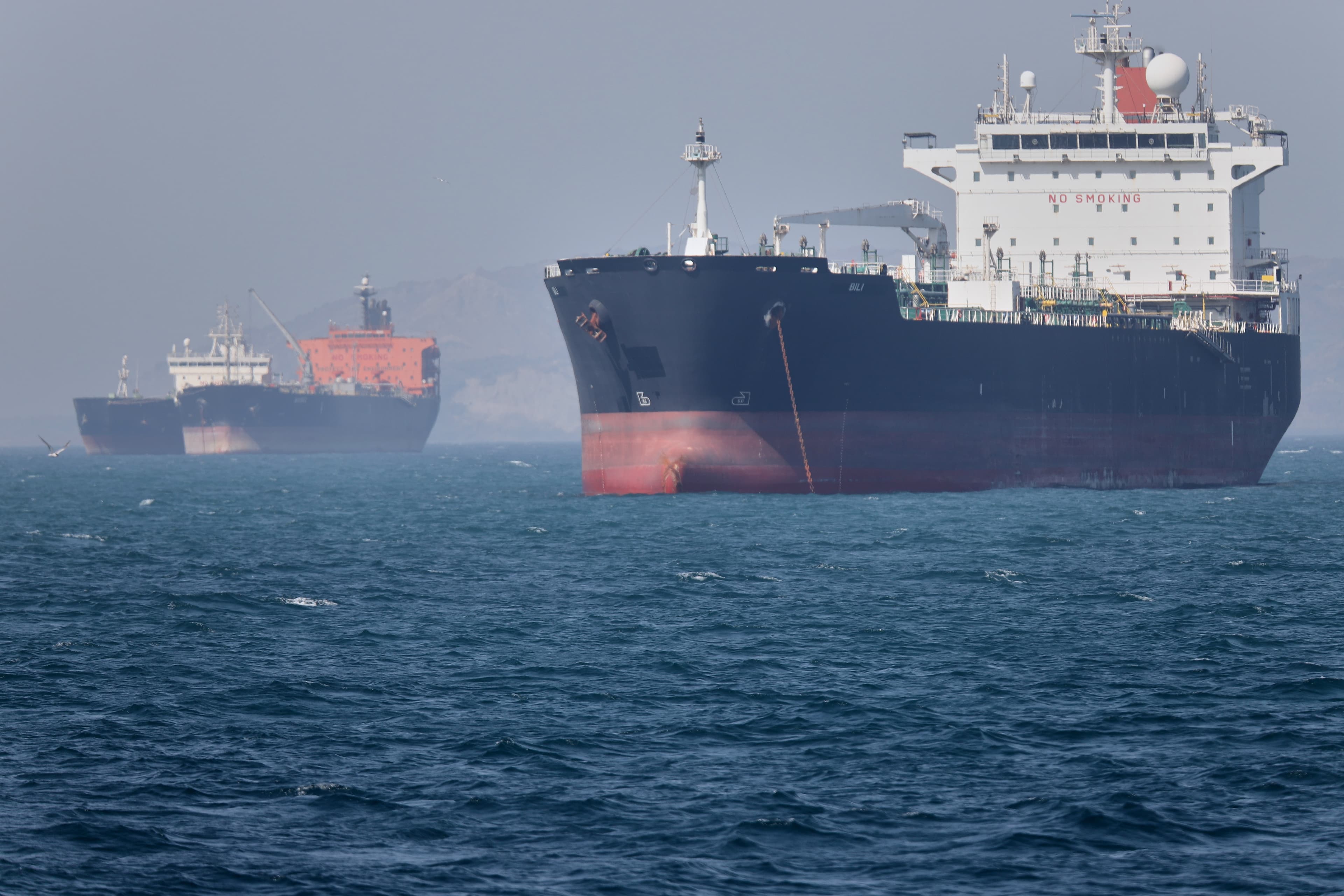 Ropné tankery kotvia v Hormuzskom prielive pri iránskom meste Bandar Abbás. Foto: TASR/AP