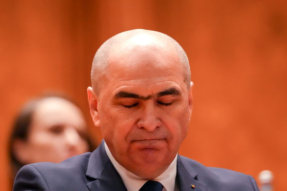 Rumunský premiér Ilie Bolojan reaguje na zasadnutí rumunského parlamentu pred hlasovaním o vyslovení nedôvery vláde v Bukurešti 5. mája 2026. Foto: TASR/AP