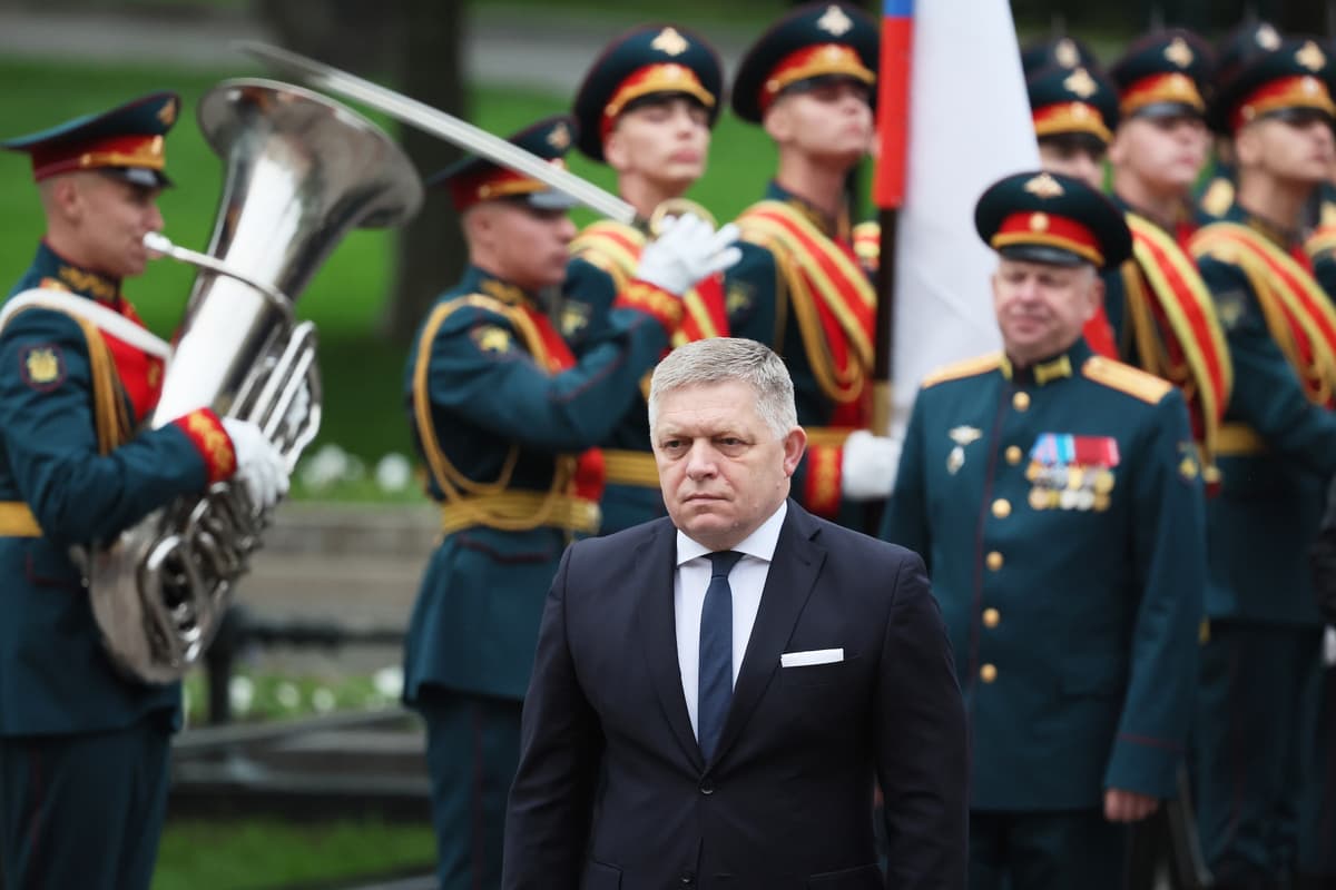 Robert Fico na ceremónii kladenia vencov v Moskve 2026. Foto TASR/AP