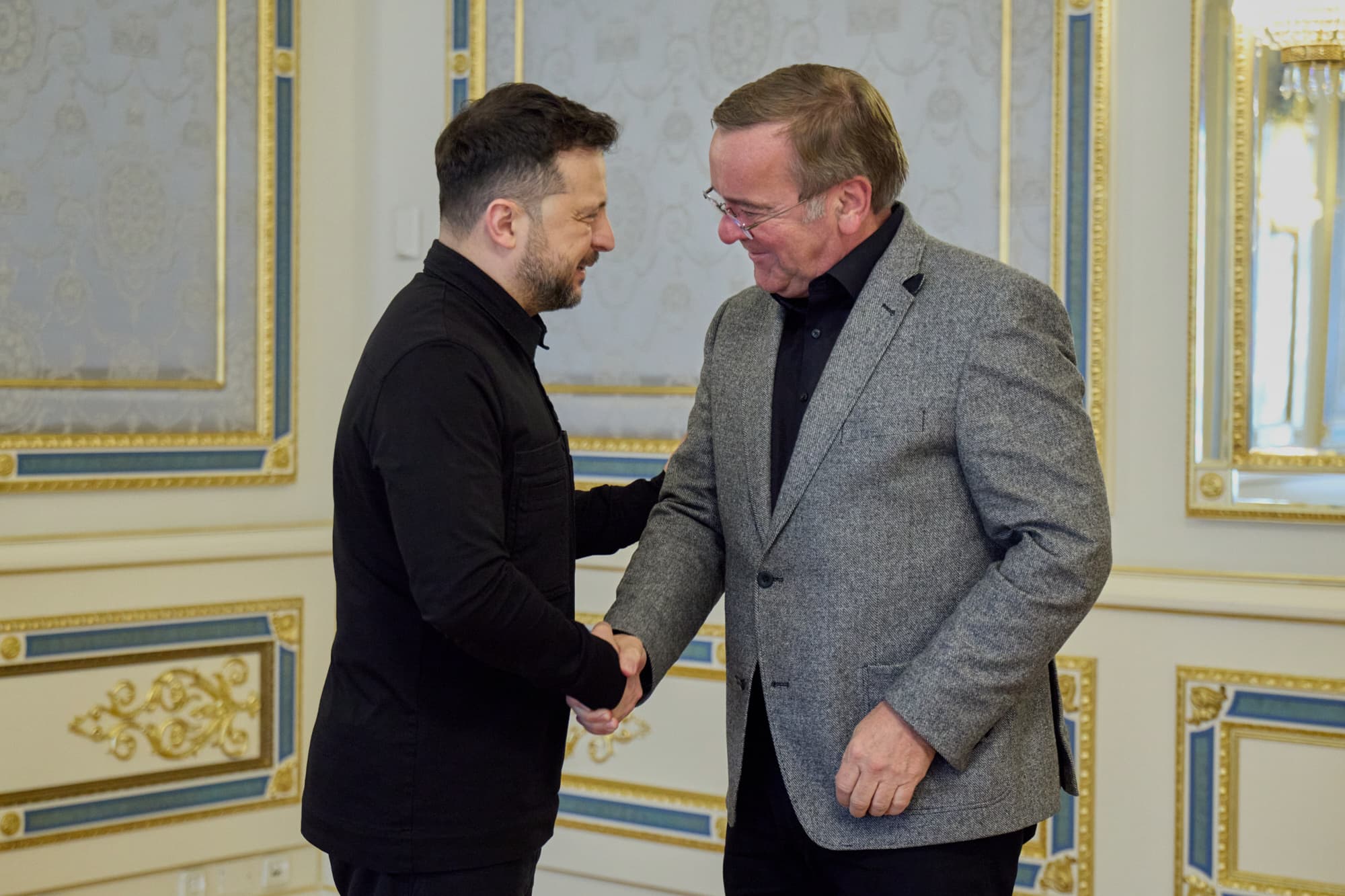 Na snímke nemecký minister obrany Boris Pistorius (vpravo) a ukrajinský prezident Volodymyr Zelenskyj sa vítajú počas stretnutia v Kyjeve v pondelok 11. mája 2026. Foto: TASR/AP