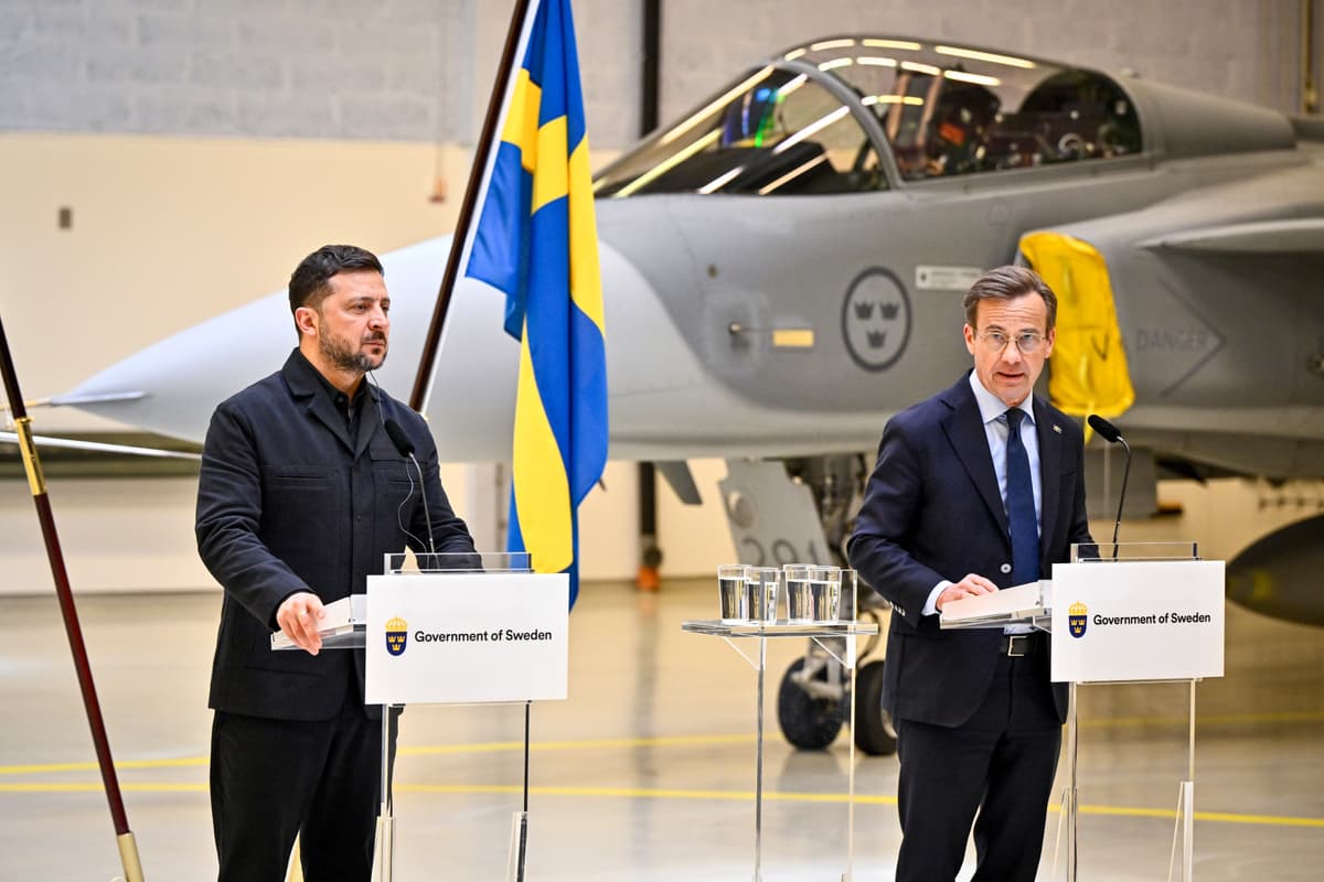 Švédsky premiér Ulf Kristersson a ukrajinský prezident Volodymyr Zelenskyj. Foto: TASR/AP