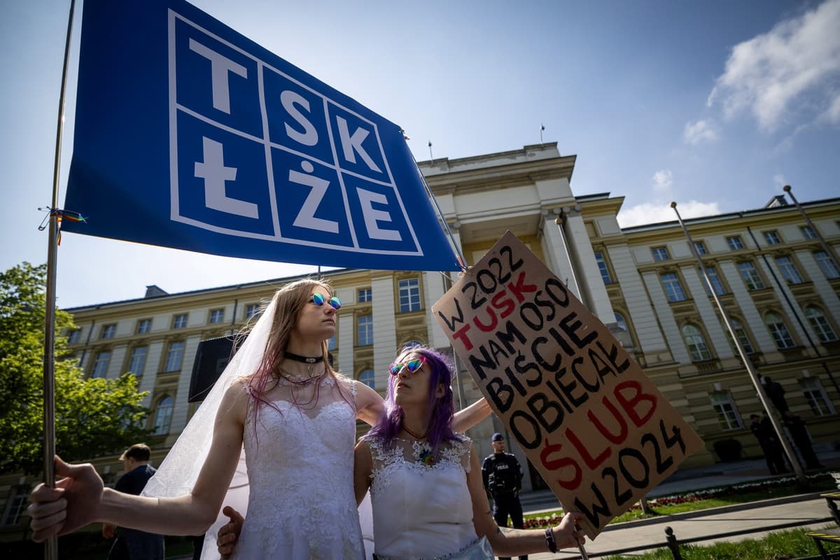 Dúhový aktivisti pred úradom vlády vo Varšave. Foto: Wojtek Radwanski / AFP / AFP / Profimedia