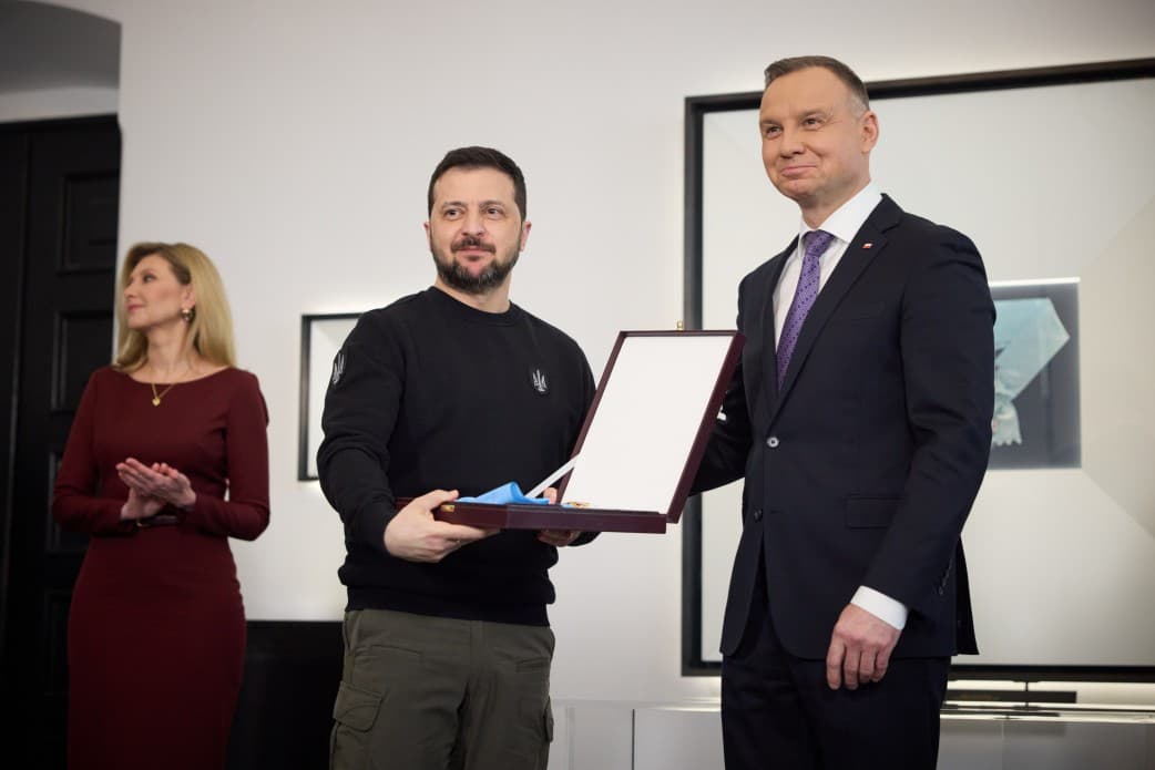 Volodymyr Zelenskyj pri preberaní vyznamenania Rád Bielej orlice v apríli 2023 vo Varšave po boku Andrzeja Dudu. Foto: Kancelária prezidenta Ukrajiny