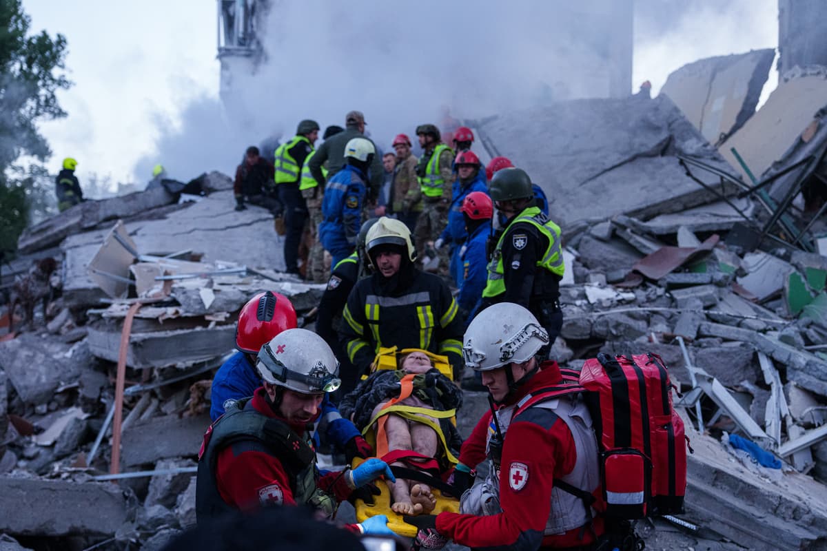 Záchranári v Kyjeve po útokoch ruskej armády. Foto: TASR/AP