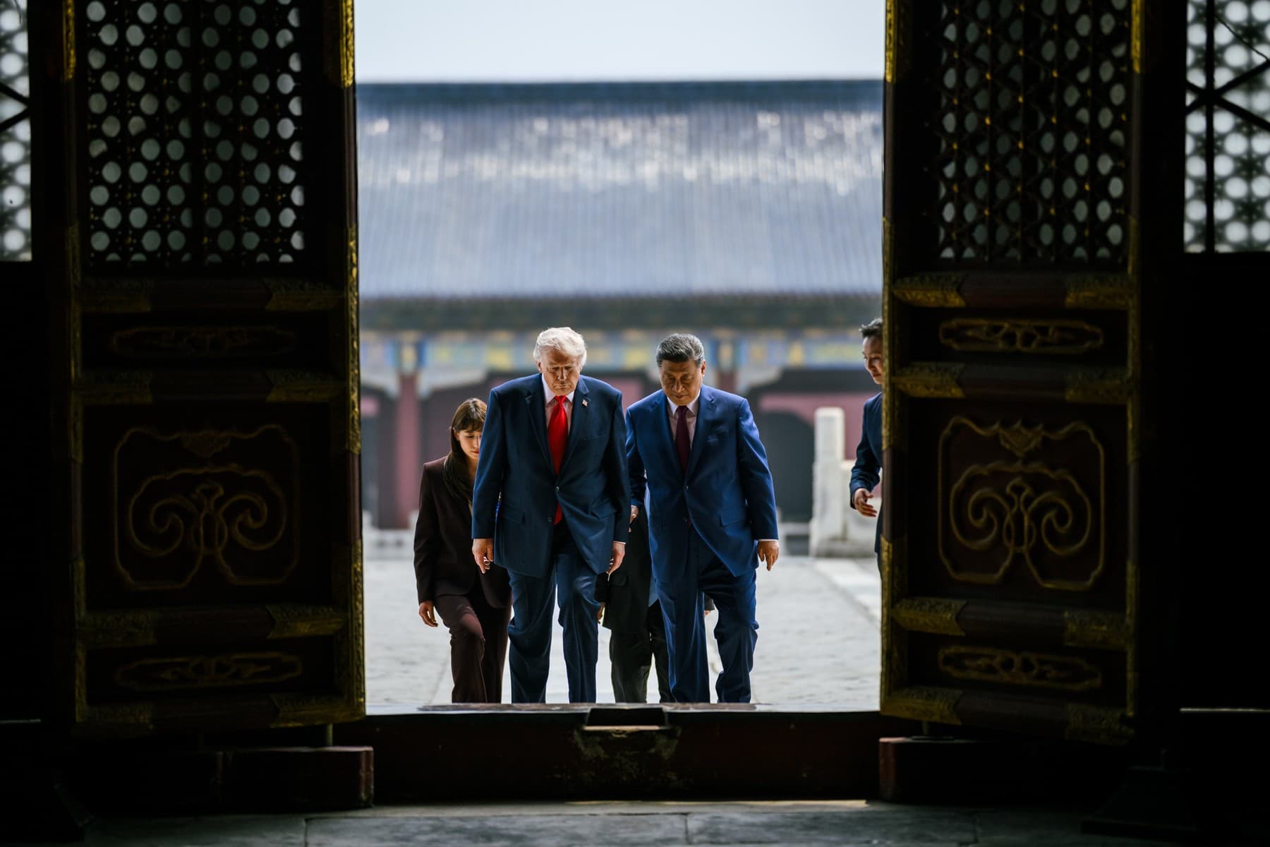 Americký prezident Donald Trump a čínsky prezident Si Ťin-pching si prehliadajú Chrám nebies v Pekingu 14. mája 2026. Foto: EyePress News / Shutterstock Editorial / Profimedia
