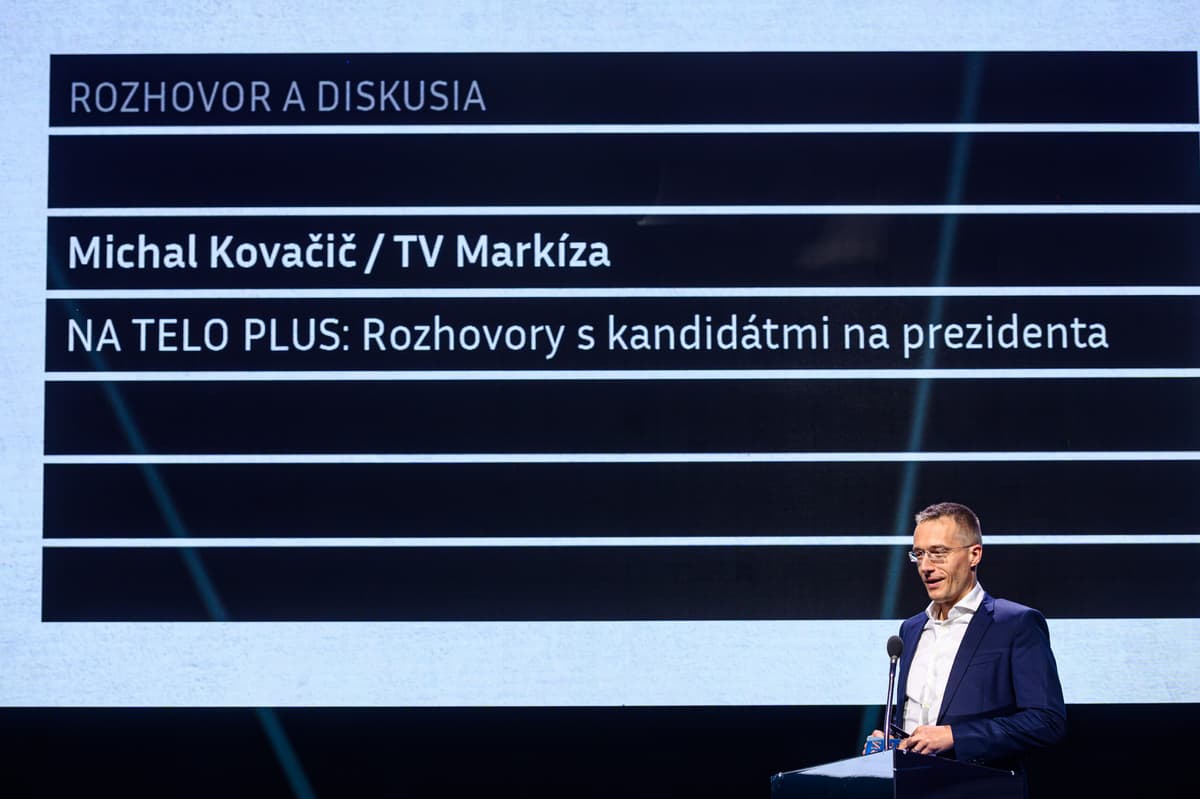 Michal Kovačič pri preberaní novinárskej ceny. Foto: Nadácia otvorenej spoločnosti