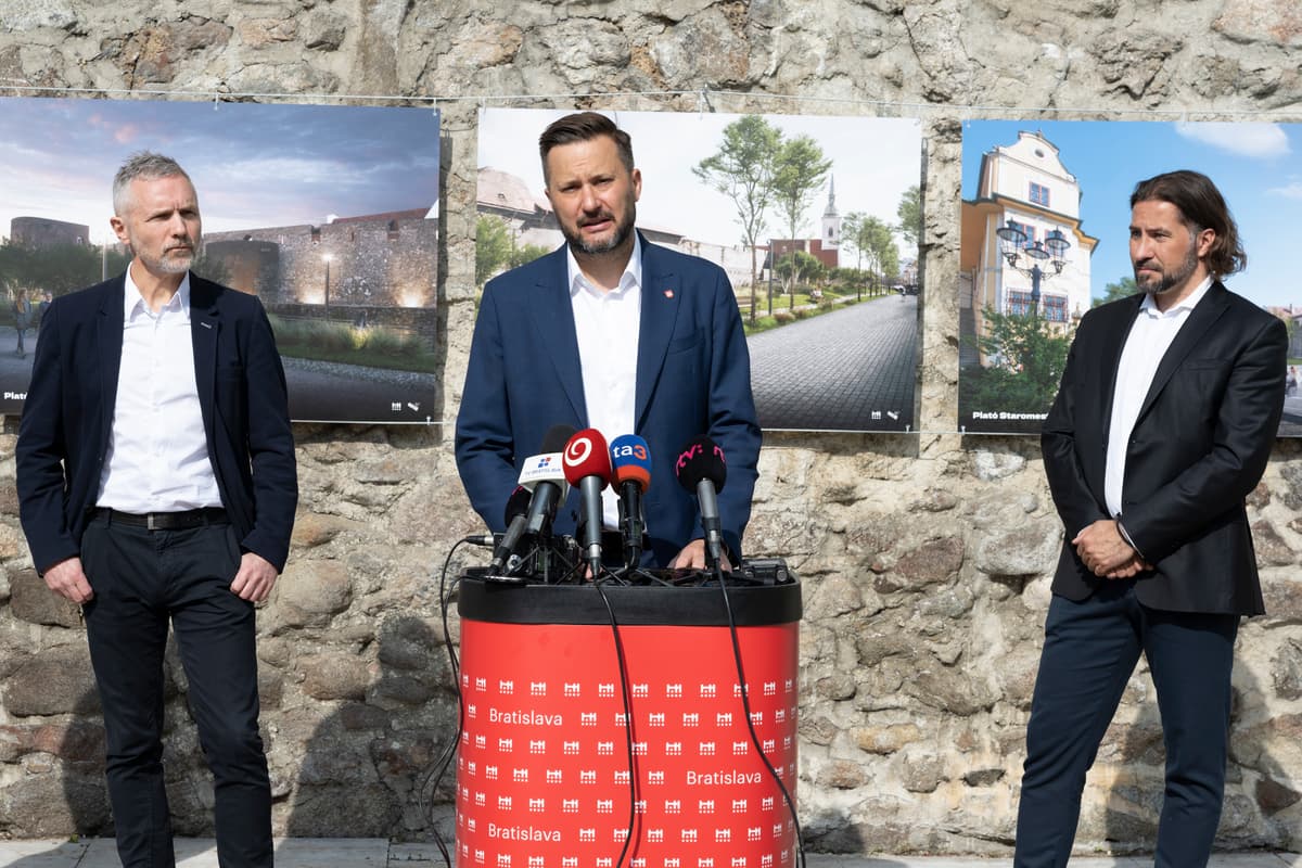 Na snímke uprostred primátor Bratislavy Matúš Vallo, vpravo riaditeľ sekcie tvorby mestských priestorov z MIB Marcel Dzurilla a vľavo architekt Ján Studený. Foto:TASR/Pavel Neubauer