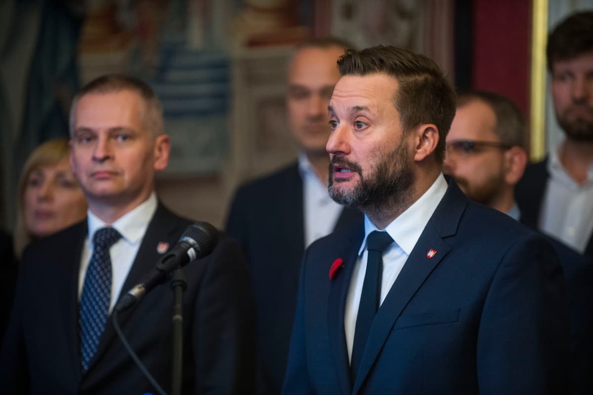 Matúš Vallo a mestskí poslanci. Foto: TASR/Jakub Kotian