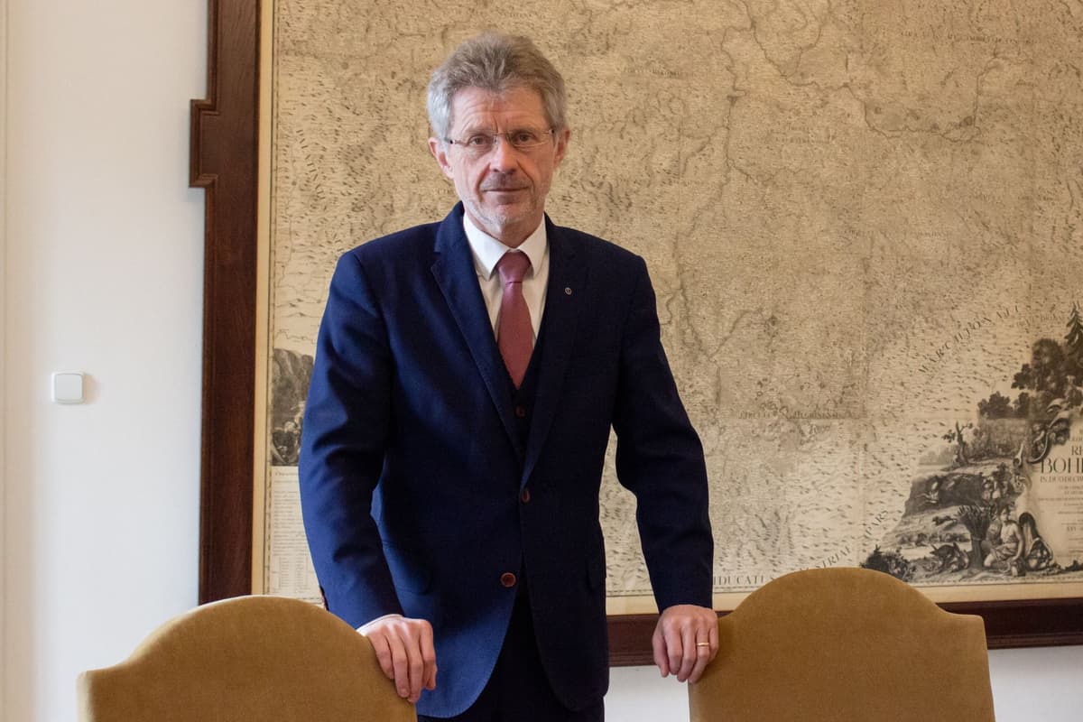Miloš Vystrčil pózuje v pracovni v Senáte. Praha, 16. februára 2024. Foto: Barbora Vizváryová/TASR